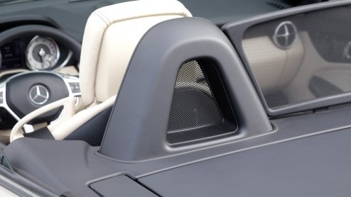 Mercedes-Benz gunt de SLK zn derde carrire. De klassieke roadster heeft een nog vernuftiger dak en komt er zelfs met een dieselmotor. In de zonnige omgeving van Tenerife beleven we de SLK met vier- 