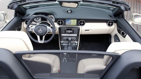 Mercedes-Benz gunt de SLK zn derde carrire. De klassieke roadster heeft een nog vernuftiger dak en komt er zelfs met een dieselmotor. In de zonnige omgeving van Tenerife beleven we de SLK met vier- 