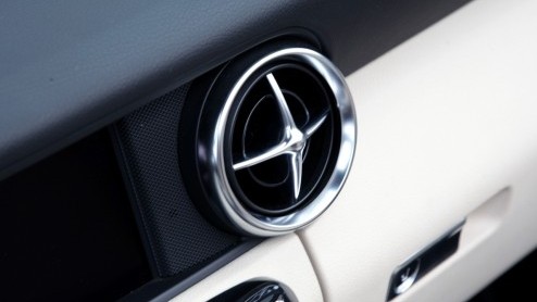 Mercedes-Benz gunt de SLK zn derde carrire. De klassieke roadster heeft een nog vernuftiger dak en komt er zelfs met een dieselmotor. In de zonnige omgeving van Tenerife beleven we de SLK met vier- 