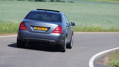 Op het oog is de Mercedes S 250 CDI nog steeds het toonbeeld van luxe en comfort. Het Duitse vlaggenschip heeft echter een ongewoon bescheiden hart; de 2.1 liter dieselmotor met vier cilinders. De S 2