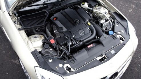 Mercedes-Benz gunt de SLK zn derde carrire. De klassieke roadster heeft een nog vernuftiger dak en komt er zelfs met een dieselmotor. In de zonnige omgeving van Tenerife beleven we de SLK met vier- 