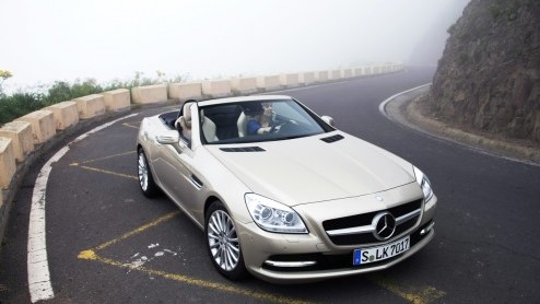 Mercedes-Benz gunt de SLK zn derde carrire. De klassieke roadster heeft een nog vernuftiger dak en komt er zelfs met een dieselmotor. In de zonnige omgeving van Tenerife beleven we de SLK met vier- 