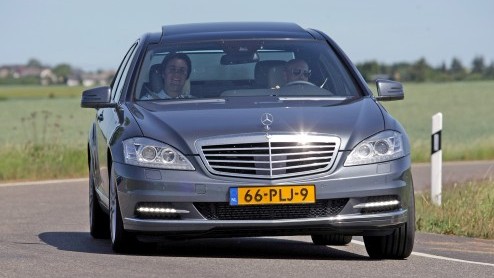 Op het oog is de Mercedes S 250 CDI nog steeds het toonbeeld van luxe en comfort. Het Duitse vlaggenschip heeft echter een ongewoon bescheiden hart; de 2.1 liter dieselmotor met vier cilinders. De S 2