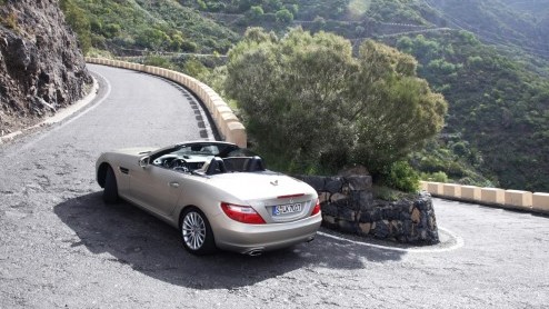 Mercedes-Benz gunt de SLK zn derde carrire. De klassieke roadster heeft een nog vernuftiger dak en komt er zelfs met een dieselmotor. In de zonnige omgeving van Tenerife beleven we de SLK met vier- 