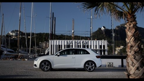 De nieuwe Audi A3 is voor 99% helemaal nieuw. Kun je dat op het eerste gezicht zien? Nee, maar zodra je instapt n er mee gaat rijden, valt dat niet te missen. Zelfs de 1.4 TFSI en 1.6 TDI bezorgen ee
