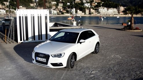 De nieuwe Audi A3 is voor 99% helemaal nieuw. Kun je dat op het eerste gezicht zien? Nee, maar zodra je instapt n er mee gaat rijden, valt dat niet te missen. Zelfs de 1.4 TFSI en 1.6 TDI bezorgen ee