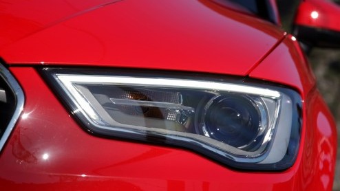 De nieuwe Audi A3 is voor 99% helemaal nieuw. Kun je dat op het eerste gezicht zien? Nee, maar zodra je instapt n er mee gaat rijden, valt dat niet te missen. Zelfs de 1.4 TFSI en 1.6 TDI bezorgen ee