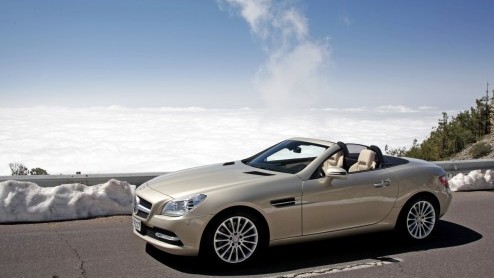 Mercedes-Benz gunt de SLK zn derde carrire. De klassieke roadster heeft een nog vernuftiger dak en komt er zelfs met een dieselmotor. In de zonnige omgeving van Tenerife beleven we de SLK met vier- 