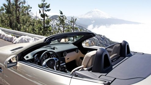Mercedes-Benz gunt de SLK zn derde carrire. De klassieke roadster heeft een nog vernuftiger dak en komt er zelfs met een dieselmotor. In de zonnige omgeving van Tenerife beleven we de SLK met vier- 