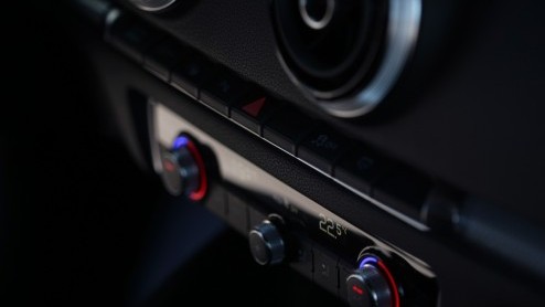 De nieuwe Audi A3 is voor 99% helemaal nieuw. Kun je dat op het eerste gezicht zien? Nee, maar zodra je instapt n er mee gaat rijden, valt dat niet te missen. Zelfs de 1.4 TFSI en 1.6 TDI bezorgen ee