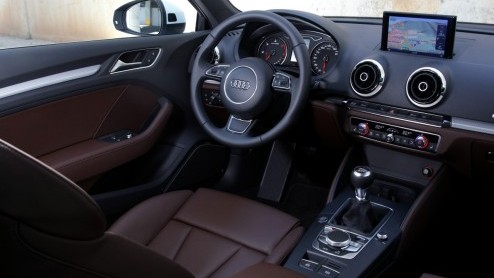 De nieuwe Audi A3 is voor 99% helemaal nieuw. Kun je dat op het eerste gezicht zien? Nee, maar zodra je instapt n er mee gaat rijden, valt dat niet te missen. Zelfs de 1.4 TFSI en 1.6 TDI bezorgen ee