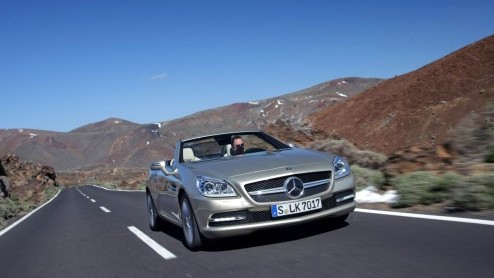Mercedes-Benz gunt de SLK zn derde carrire. De klassieke roadster heeft een nog vernuftiger dak en komt er zelfs met een dieselmotor. In de zonnige omgeving van Tenerife beleven we de SLK met vier- 