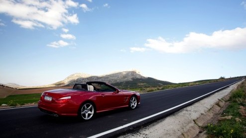 Precies in het jaar dat het 60 jarige bestaan van de Mercedes SL wordt gevierd, verschijnt een splinternieuwe generatie ten tonele. De nieuwe SL is lichter, zuiniger, schoner en veiliger dan zijn voor