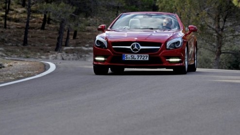 Precies in het jaar dat het 60 jarige bestaan van de Mercedes SL wordt gevierd, verschijnt een splinternieuwe generatie ten tonele. De nieuwe SL is lichter, zuiniger, schoner en veiliger dan zijn voor