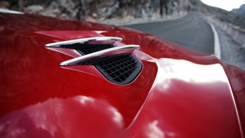 Precies in het jaar dat het 60 jarige bestaan van de Mercedes SL wordt gevierd, verschijnt een splinternieuwe generatie ten tonele. De nieuwe SL is lichter, zuiniger, schoner en veiliger dan zijn voor