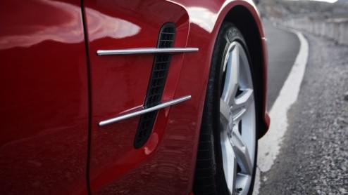 Precies in het jaar dat het 60 jarige bestaan van de Mercedes SL wordt gevierd, verschijnt een splinternieuwe generatie ten tonele. De nieuwe SL is lichter, zuiniger, schoner en veiliger dan zijn voor
