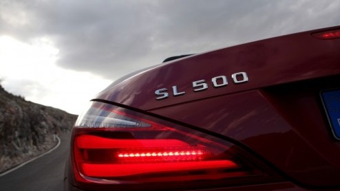 Precies in het jaar dat het 60 jarige bestaan van de Mercedes SL wordt gevierd, verschijnt een splinternieuwe generatie ten tonele. De nieuwe SL is lichter, zuiniger, schoner en veiliger dan zijn voor
