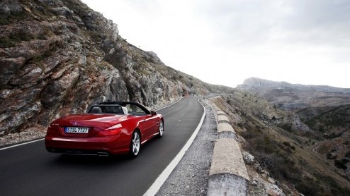 Precies in het jaar dat het 60 jarige bestaan van de Mercedes SL wordt gevierd, verschijnt een splinternieuwe generatie ten tonele. De nieuwe SL is lichter, zuiniger, schoner en veiliger dan zijn voor