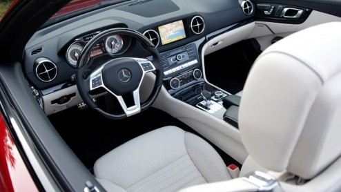 Precies in het jaar dat het 60 jarige bestaan van de Mercedes SL wordt gevierd, verschijnt een splinternieuwe generatie ten tonele. De nieuwe SL is lichter, zuiniger, schoner en veiliger dan zijn voor