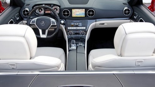 Precies in het jaar dat het 60 jarige bestaan van de Mercedes SL wordt gevierd, verschijnt een splinternieuwe generatie ten tonele. De nieuwe SL is lichter, zuiniger, schoner en veiliger dan zijn voor