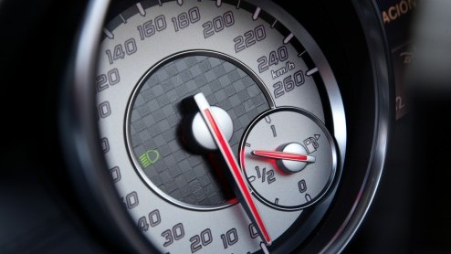 Precies in het jaar dat het 60 jarige bestaan van de Mercedes SL wordt gevierd, verschijnt een splinternieuwe generatie ten tonele. De nieuwe SL is lichter, zuiniger, schoner en veiliger dan zijn voor
