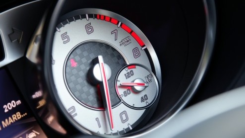 Precies in het jaar dat het 60 jarige bestaan van de Mercedes SL wordt gevierd, verschijnt een splinternieuwe generatie ten tonele. De nieuwe SL is lichter, zuiniger, schoner en veiliger dan zijn voor
