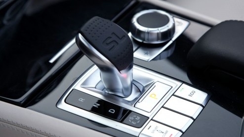 Precies in het jaar dat het 60 jarige bestaan van de Mercedes SL wordt gevierd, verschijnt een splinternieuwe generatie ten tonele. De nieuwe SL is lichter, zuiniger, schoner en veiliger dan zijn voor