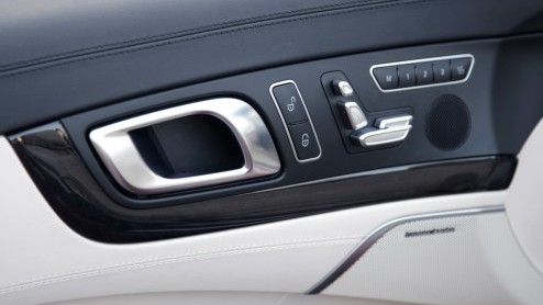 Precies in het jaar dat het 60 jarige bestaan van de Mercedes SL wordt gevierd, verschijnt een splinternieuwe generatie ten tonele. De nieuwe SL is lichter, zuiniger, schoner en veiliger dan zijn voor