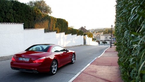 Precies in het jaar dat het 60 jarige bestaan van de Mercedes SL wordt gevierd, verschijnt een splinternieuwe generatie ten tonele. De nieuwe SL is lichter, zuiniger, schoner en veiliger dan zijn voor