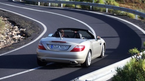 Mercedes-Benz gunt de SLK zn derde carrire. De klassieke roadster heeft een nog vernuftiger dak en komt er zelfs met een dieselmotor. In de zonnige omgeving van Tenerife beleven we de SLK met vier- 
