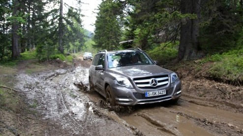 Wat is dat toch met de Mercedes-Benz GLK? Bouw je een stoere, compacte Gelnde in de geest van de legendarische G-Klasse, wil bijna niemand 'm (in Nederland) hebben! Onlangs is de compacte SUV verni