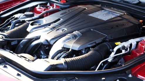 Precies in het jaar dat het 60 jarige bestaan van de Mercedes SL wordt gevierd, verschijnt een splinternieuwe generatie ten tonele. De nieuwe SL is lichter, zuiniger, schoner en veiliger dan zijn voor