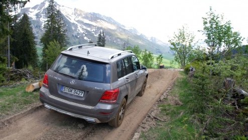 Wat is dat toch met de Mercedes-Benz GLK? Bouw je een stoere, compacte Gelnde in de geest van de legendarische G-Klasse, wil bijna niemand 'm (in Nederland) hebben! Onlangs is de compacte SUV verni