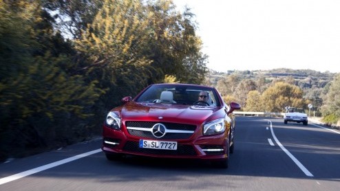 Precies in het jaar dat het 60 jarige bestaan van de Mercedes SL wordt gevierd, verschijnt een splinternieuwe generatie ten tonele. De nieuwe SL is lichter, zuiniger, schoner en veiliger dan zijn voor