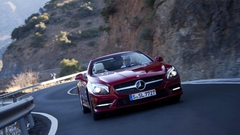 Precies in het jaar dat het 60 jarige bestaan van de Mercedes SL wordt gevierd, verschijnt een splinternieuwe generatie ten tonele. De nieuwe SL is lichter, zuiniger, schoner en veiliger dan zijn voor
