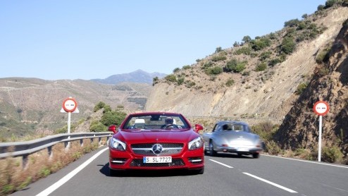 Precies in het jaar dat het 60 jarige bestaan van de Mercedes SL wordt gevierd, verschijnt een splinternieuwe generatie ten tonele. De nieuwe SL is lichter, zuiniger, schoner en veiliger dan zijn voor