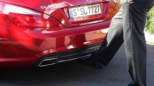 Precies in het jaar dat het 60 jarige bestaan van de Mercedes SL wordt gevierd, verschijnt een splinternieuwe generatie ten tonele. De nieuwe SL is lichter, zuiniger, schoner en veiliger dan zijn voor