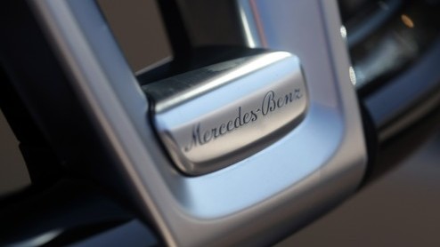 Precies in het jaar dat het 60 jarige bestaan van de Mercedes SL wordt gevierd, verschijnt een splinternieuwe generatie ten tonele. De nieuwe SL is lichter, zuiniger, schoner en veiliger dan zijn voor