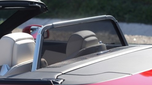 Precies in het jaar dat het 60 jarige bestaan van de Mercedes SL wordt gevierd, verschijnt een splinternieuwe generatie ten tonele. De nieuwe SL is lichter, zuiniger, schoner en veiliger dan zijn voor
