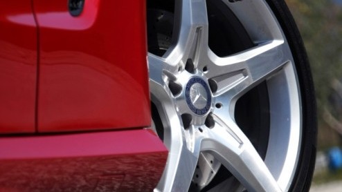 Precies in het jaar dat het 60 jarige bestaan van de Mercedes SL wordt gevierd, verschijnt een splinternieuwe generatie ten tonele. De nieuwe SL is lichter, zuiniger, schoner en veiliger dan zijn voor