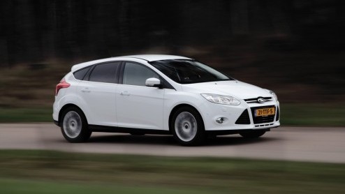 Onze eerste kennismaking met de 1.0 liter EcoBoost van Ford leverde voornamelijk een grote lofzang op: de innovatief gebouwde benzinemotor bleek klein, krachtig en veelbelovend zuinig. Maar hoe brengt