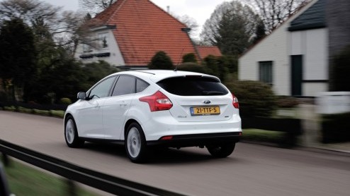 Onze eerste kennismaking met de 1.0 liter EcoBoost van Ford leverde voornamelijk een grote lofzang op: de innovatief gebouwde benzinemotor bleek klein, krachtig en veelbelovend zuinig. Maar hoe brengt