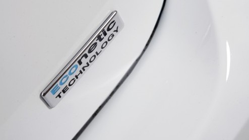 Hij komt er nu echt aan, de Ford Focus met een veelgeprezen eenliter Ecoboost motor. De 100pk driecilinder hadden we nog niet aan de tand kunnen voelen maar die is juist zeer interessant. Dankzij een
