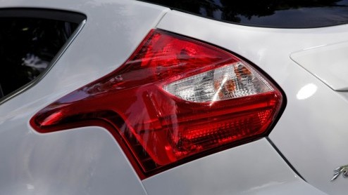 Hij komt er nu echt aan, de Ford Focus met een veelgeprezen eenliter Ecoboost motor. De 100pk driecilinder hadden we nog niet aan de tand kunnen voelen maar die is juist zeer interessant. Dankzij een