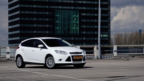 Onze eerste kennismaking met de 1.0 liter EcoBoost van Ford leverde voornamelijk een grote lofzang op: de innovatief gebouwde benzinemotor bleek klein, krachtig en veelbelovend zuinig. Maar hoe brengt