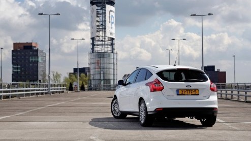 Hij komt er nu echt aan, de Ford Focus met een veelgeprezen eenliter Ecoboost motor. De 100pk driecilinder hadden we nog niet aan de tand kunnen voelen maar die is juist zeer interessant. Dankzij een