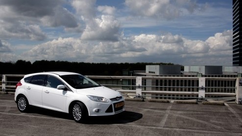 Onze eerste kennismaking met de 1.0 liter EcoBoost van Ford leverde voornamelijk een grote lofzang op: de innovatief gebouwde benzinemotor bleek klein, krachtig en veelbelovend zuinig. Maar hoe brengt