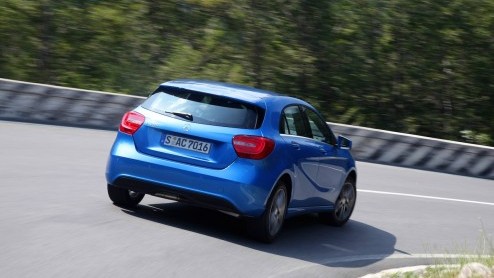 Mercedes-Benz zet in op groei. De nieuwe vijfdeurs A-Klasse geeft de aftrap om in het compacte segment nieuwe rijders aan te spreken en gooit het daarom over een hele andere boeg dan zijn voorganger.