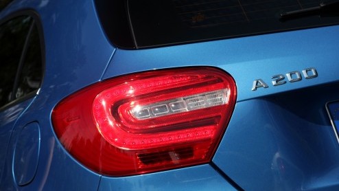 Mercedes-Benz zet in op groei. De nieuwe vijfdeurs A-Klasse geeft de aftrap om in het compacte segment nieuwe rijders aan te spreken en gooit het daarom over een hele andere boeg dan zijn voorganger.
