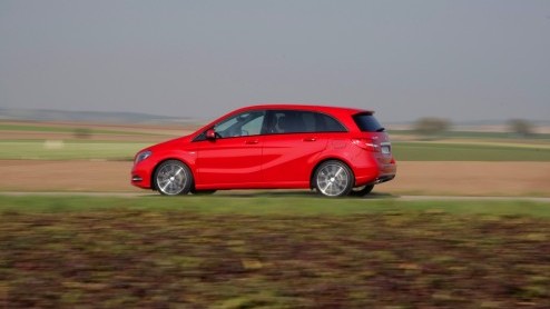 Kennen we 'm nog, de Mercedes-Benz B-Klasse? De functioneel vormgegeven MPV heeft een compleet nieuwe opvolger die gezien mag worden, ook nog eens lekker rijdt n vol zit met handige en veilige innova